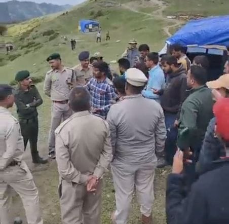 There was a huge uproar between the workers who had come to remove the tents in Raghupurgarh and the youth