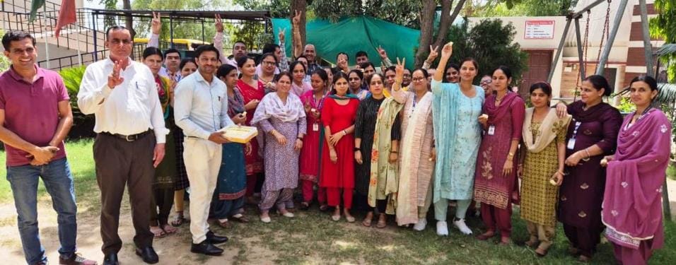 The Chief Minister called and congratulated the topper Naman