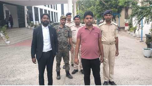 सुपौल में दुष्कर्मी को कोर्ट से जेल ले जाती पुलिस