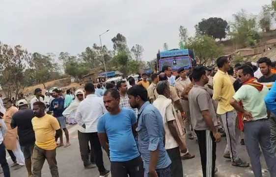 शहडोल रीवा मार्ग में लगा जाम।