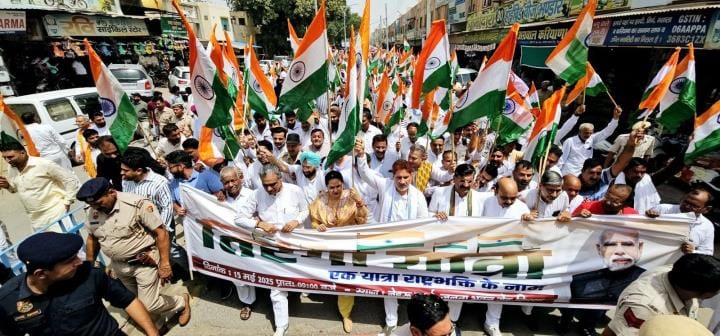 BJP took out a rally, hoisted the tricolor and saluted the bravery of the brave sons