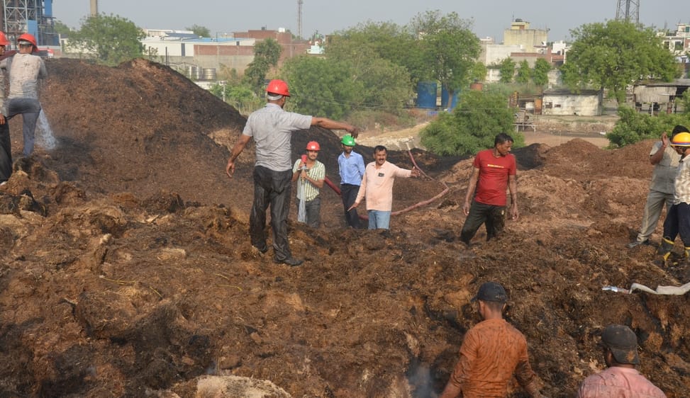 A huge fire broke out in the huts of Shamli mill