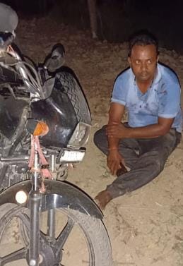 The miscreants in the car beat up the jeweler and looted the jewellery
