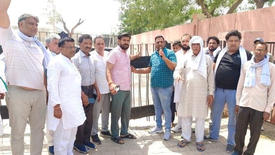 When wheat was not lifted, the commission agents locked the grain market gate