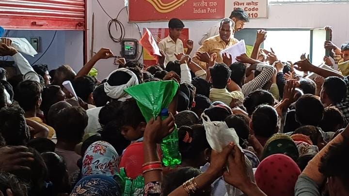 There was a scuffle at the post office for making changes in Aadhaar