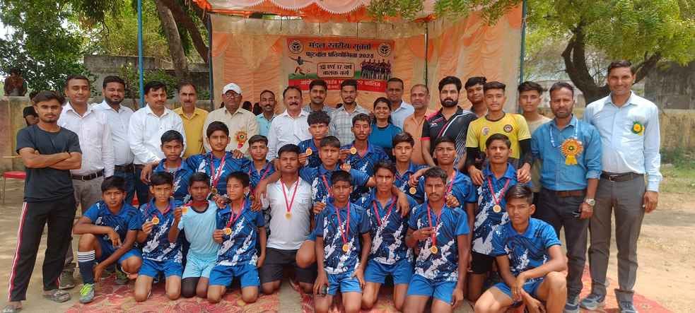 The team of Swatantra Bharat Inter College became the winner in the boys category
