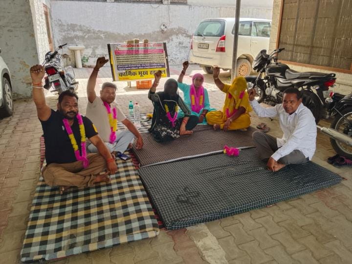 Hunger strike by sanitation workers in Ghunghat, strike in five councils and municipalities