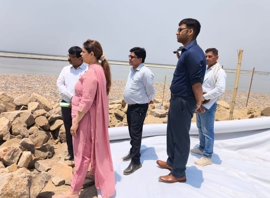 Review of projects under construction on the embankment of the barrage