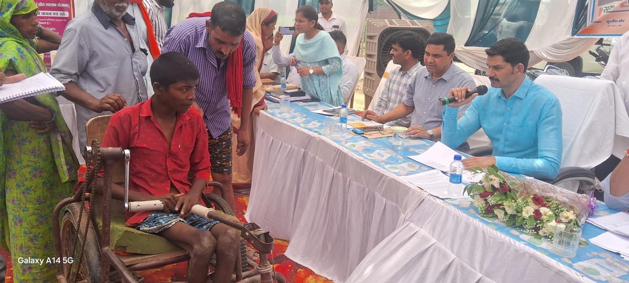 CDO reprimanded Jal Nigam and VDO in the village Chaupal