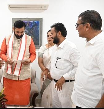 The traders expressed their gratitude to the Chief Minister by giving him a letter of thanks