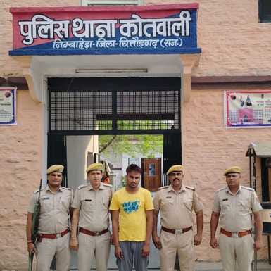 पुलिस की गिरफ्त में आरोपी।