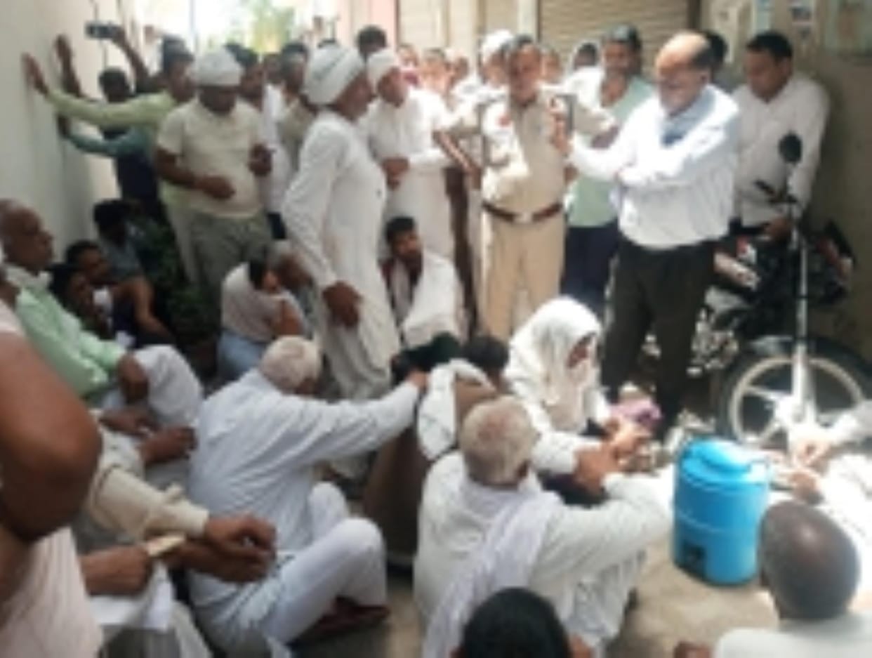 farmers protest on electric office