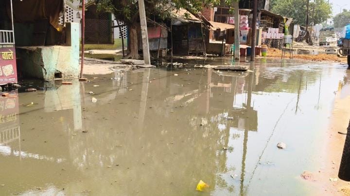 Drainage is closed, villagers are troubled by waterlogging on the road