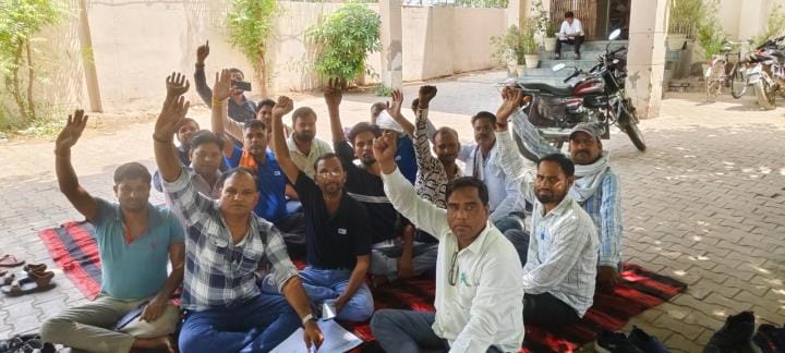 Satyagraha of electricity contract employees, demand for solution of problems