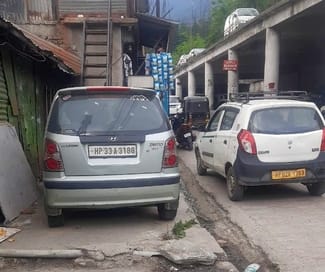 Vehicles on the footpath, pedestrians on the road in Manali