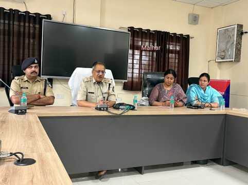 प्रेस कॉन्फ्रेंस कर खुलासा करते एसपी मैहर