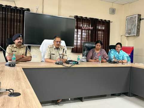 प्रेस कॉन्फ्रेंस कर खुलासा करते एसपी मैहर