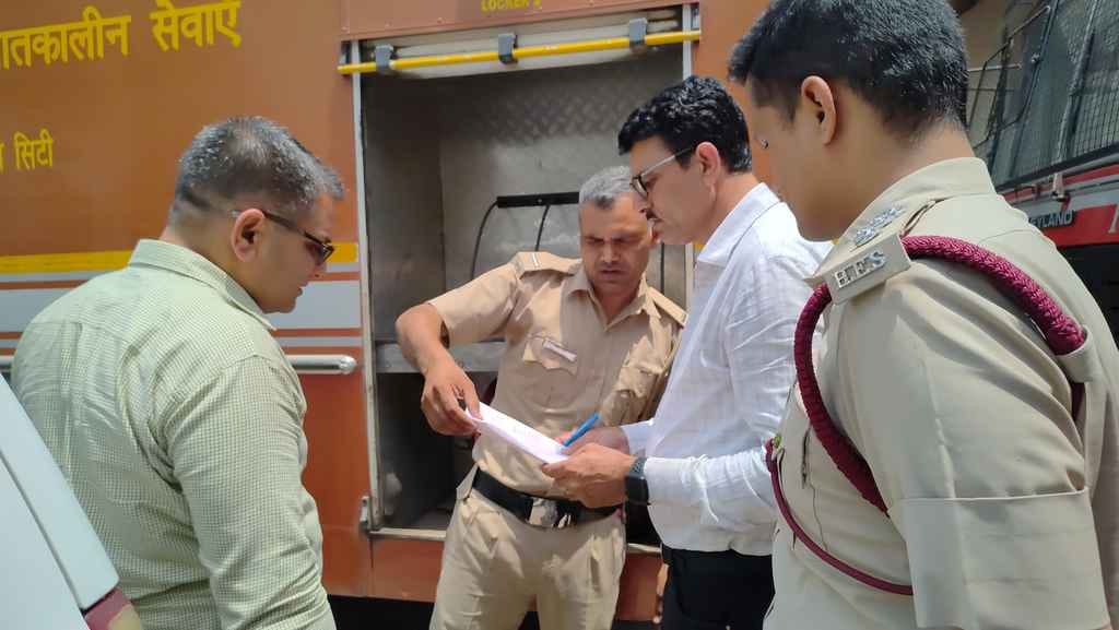 CM Flying raided the office of fire department, two expired cylinders found