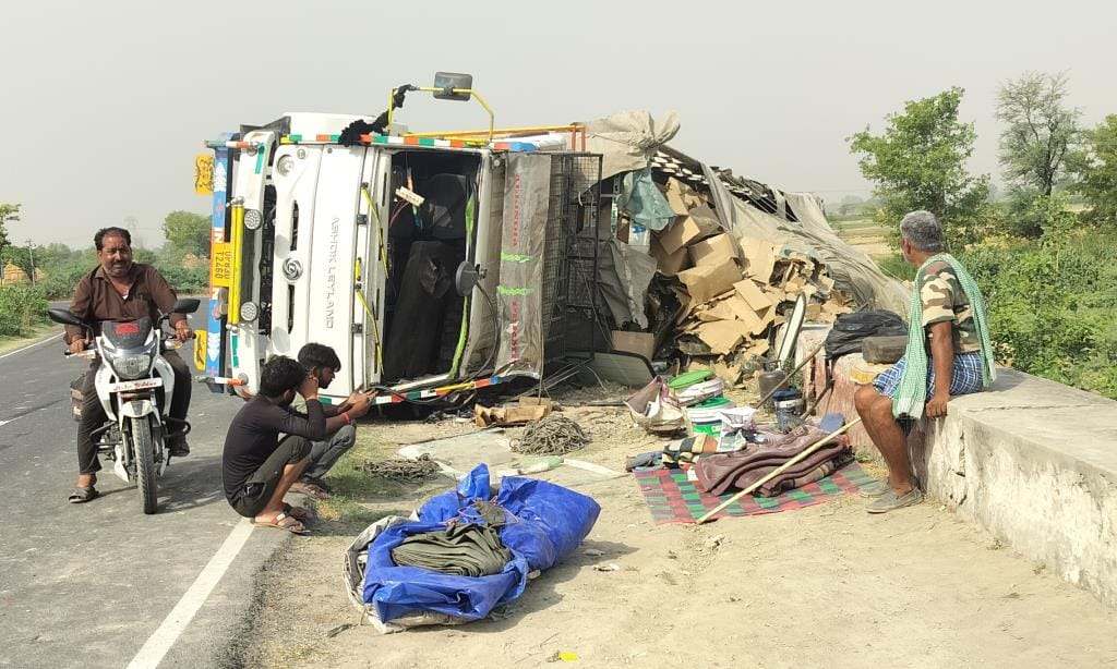 Truck loaded with glass glasses and bottles overturned, driver and cleaner safe