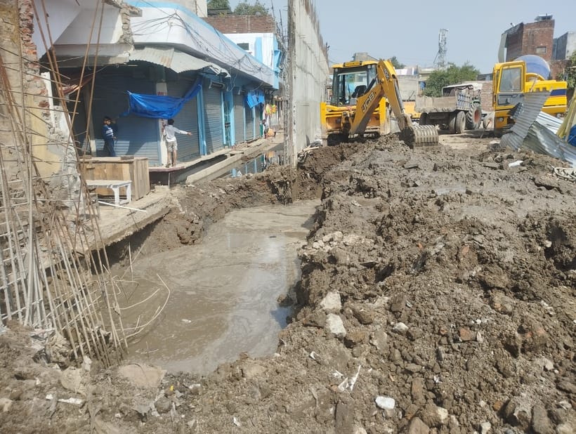 Emphasis on construction of main gate and Tirtha Kund of the corridor before Sawan