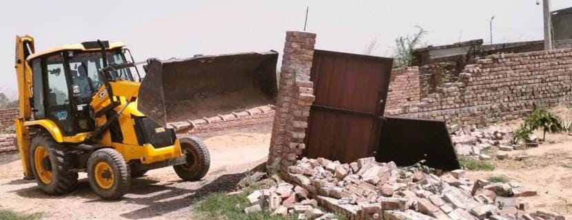 Administration removes illegal construction from Bhiwani to Tigdana Road behind City Station