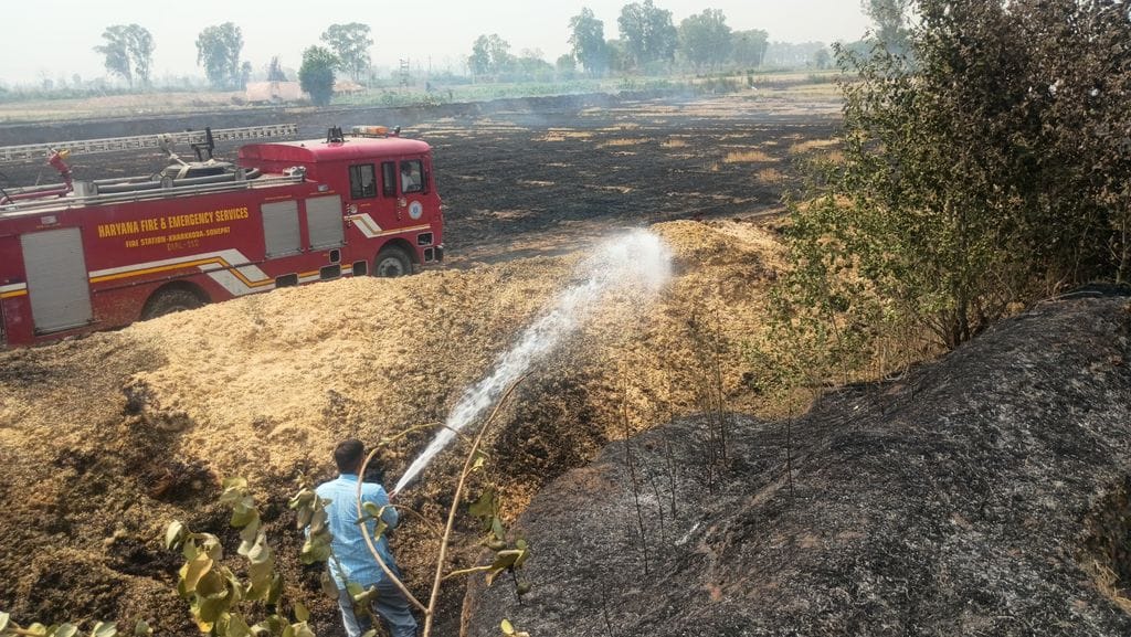 Fire broke out in a heap of garbage, firefighters brought it under control