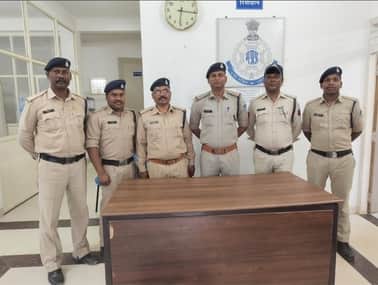 हत्या का खुलासा करती पुलिस