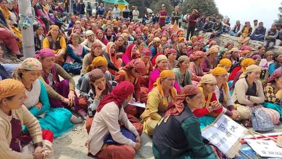 Anger erupted against the uprooting of tents, slogans were raised against the government and forest department
