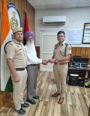 Constable returned the lost bag, Superintendent of Police praised him