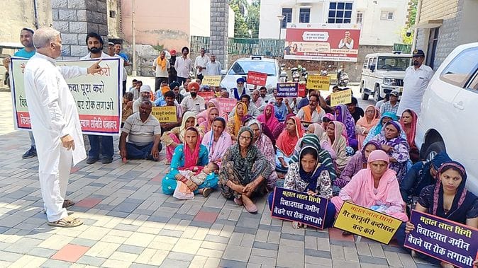 Anger among the affected farmers regarding the ongoing settlement in Mahal Lalsingi