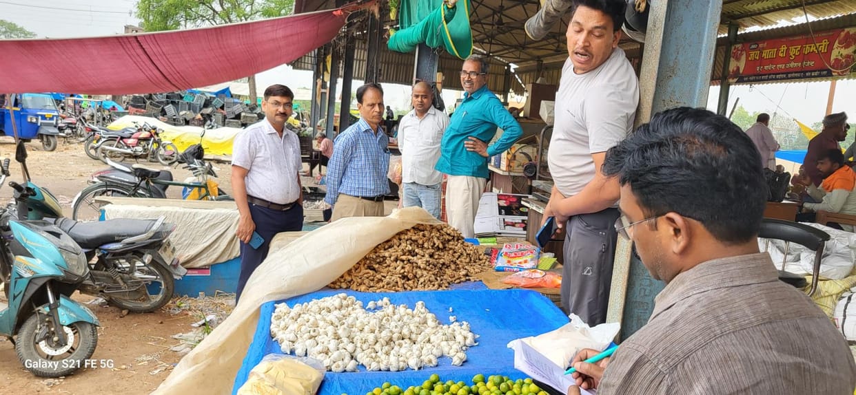 Raid in vegetable market and took garlic samples