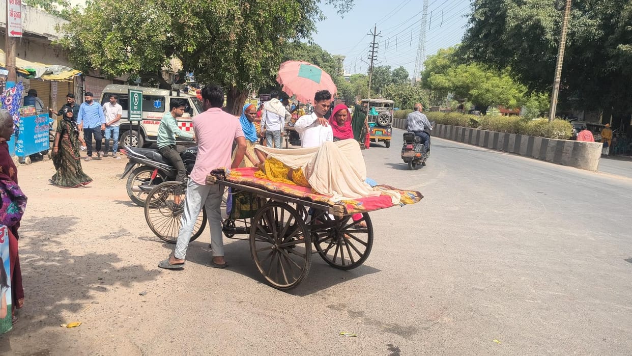 Video of bringing a female patient on a rickshaw goes viral
