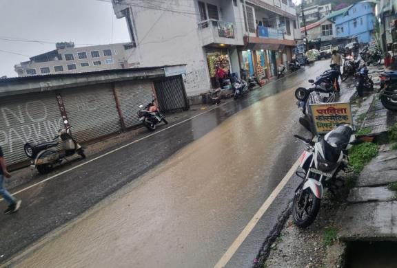 Heavy rain in Pithoragarh, snowfall on the peaks of Munsiyari
