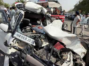 सड़क हादसे में क्षतिग्रस्त हुई कार