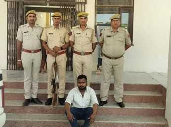पुलिस की गिरफ्त में आरोपी