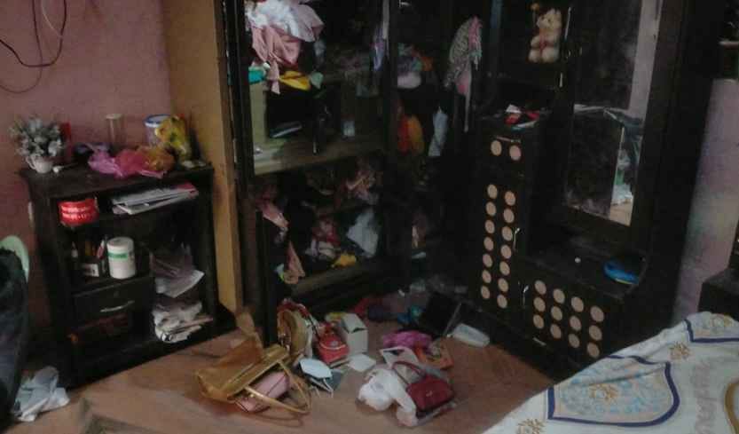Cash and jewellery stolen after breaking into the house