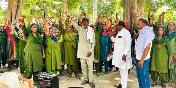 Mid-day meal workers raised the demand for a salary of 15 thousand rupees
