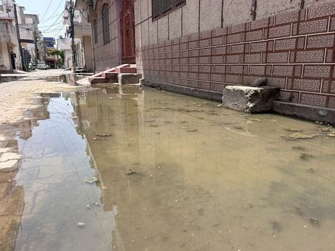 Contaminated water from sewer line filled in colonies, people troubled