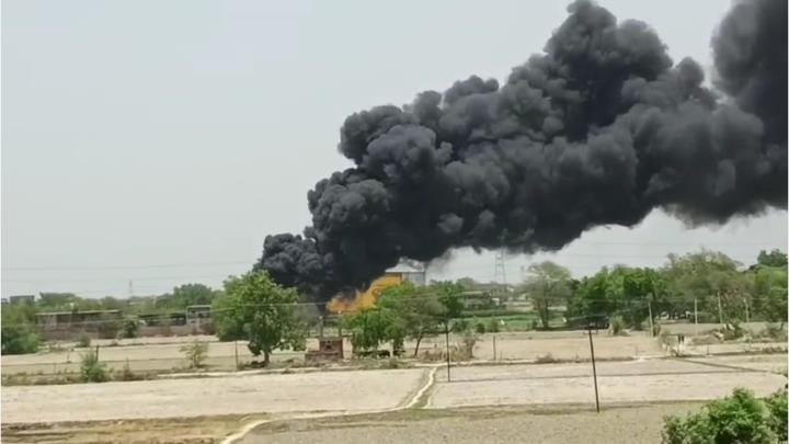 Fire broke out in a chemical factory on Mainpuri Road, causing a stampede