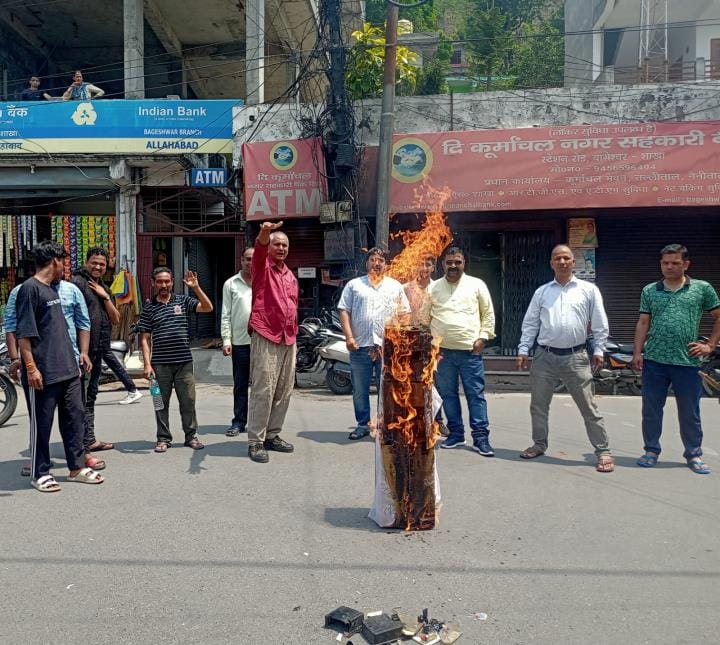 Sangharsh Vahini burnt the effigy of the government and UPCL