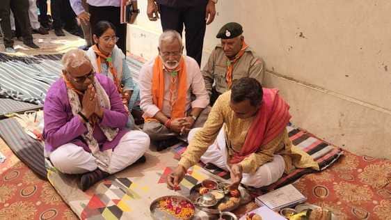 भूमि पूजन करते अतिथिगण।