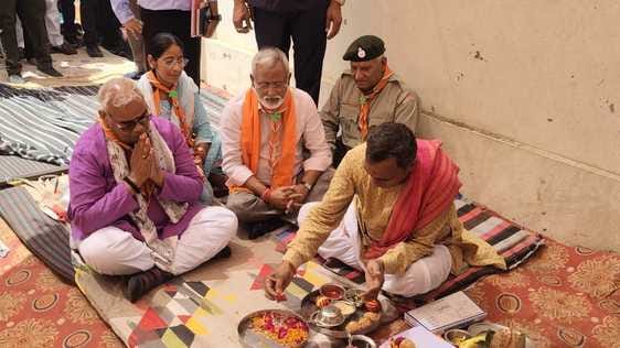 भूमि पूजन करते अतिथिगण।