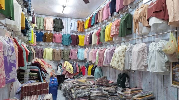 Duplication of branded clothes is going on in Bardahiya, wholesalers are not under control