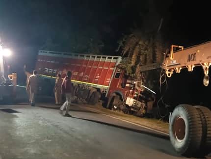 जीप पर पलटा ट्रक