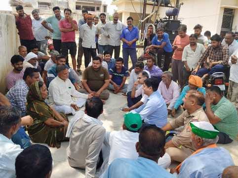 Farmers staged a sit-in to resolve electricity problems