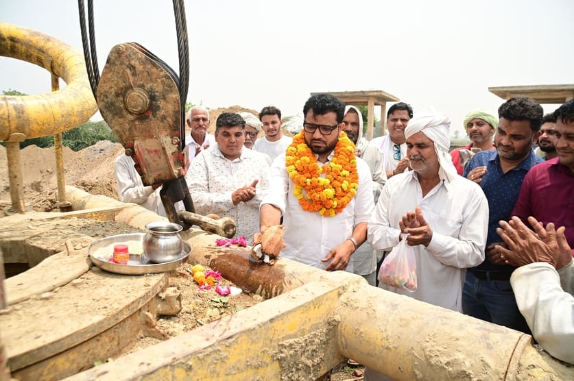 Distant drinking water problem of villagers, first tube well becomes operational