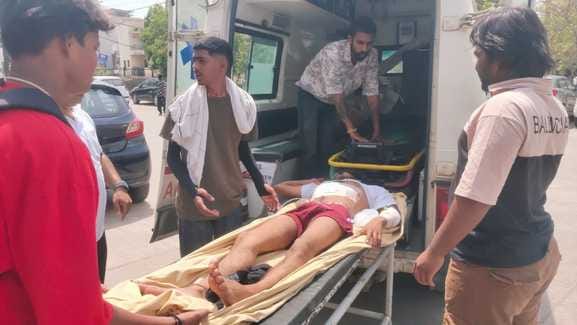 A young man walking with his friends was attacked with knives