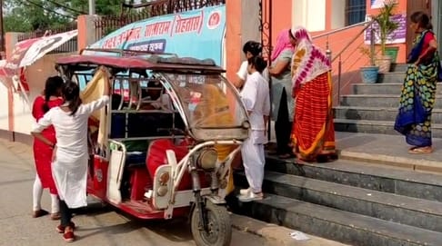 bihar news pregnant woman gives birth on e rickshaw newborn dies hospital negligence