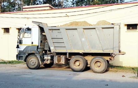 A dumper full of soil was caught in Khutar and was seized