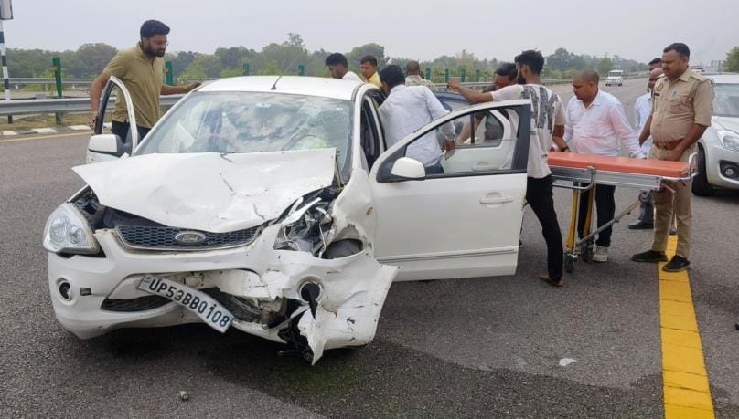 Two cars collided on Purvanchal Expressway, six injured